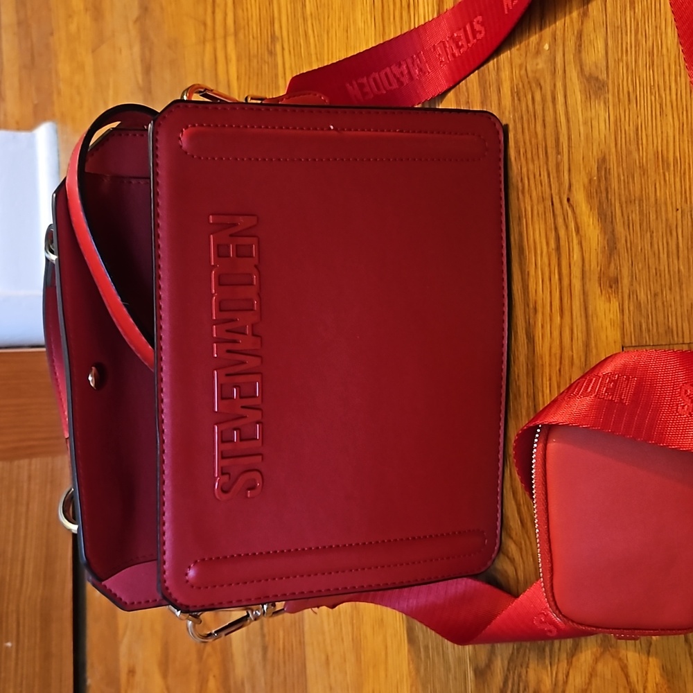 Steve madden red shoulder bag with ear bud case